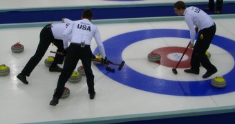 Curling: Sklouznutí po ledu s kamenem