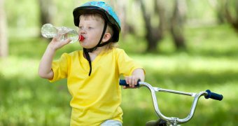 Ohlídejte dětem pitný režim. Kolik tekutin by měly vypít?